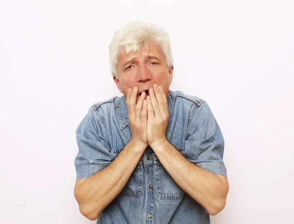 Livsstil och människor konceptet: den gamle mannen var mycket rädd — Stockfoto