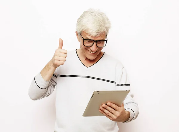 Siwe włosy starzec komunikuje się z rodziną na tablecie — Zdjęcie stockowe