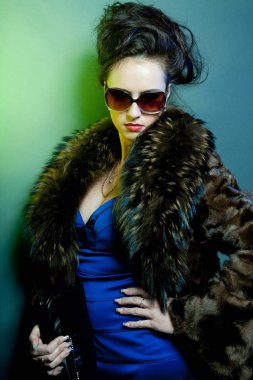 kadın moda güneş gözlüğü ve el çantası 