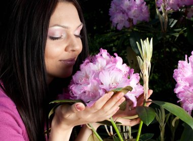   açık havada çiçek gülümseyen güzel kadın