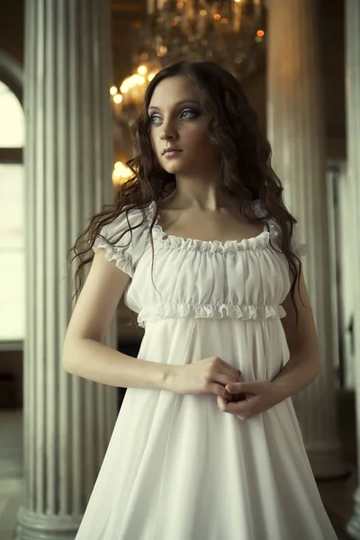 Portret pięknej wiktoriańskiej panienka w białej sukni — Zdjęcie stockowe
