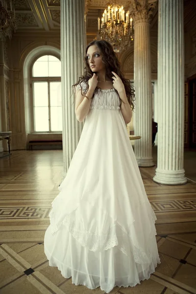 Beyaz elbiseli güzel genç Victoria Bayan portresi — Stok fotoğraf
