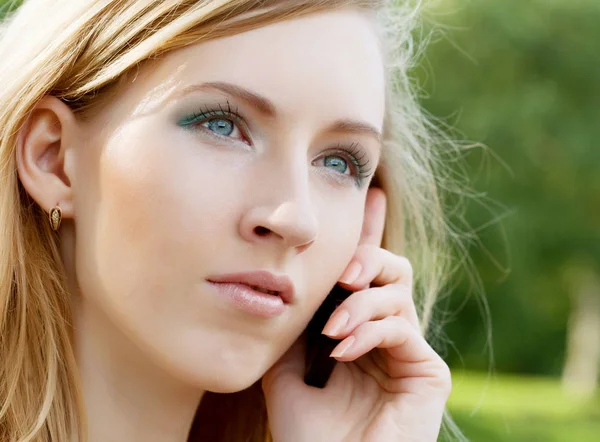 Woman using mobile phone — Stock Photo, Image