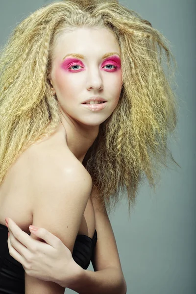 Gelukkig blond met roze make-up — Stockfoto