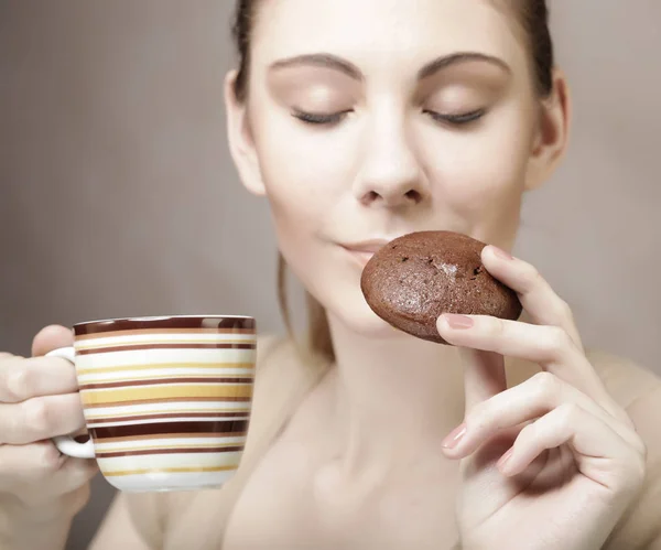 Woman with coffee and cookies — Stock Photo, Image