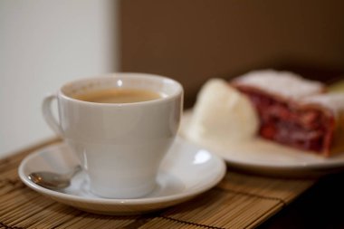 Elmalı turta ve dondurma. 