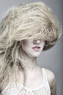 yaratıcı saç modeli olan kadın