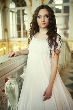 Beyaz elbiseli güzel genç Victoria Bayan portresi