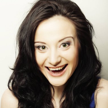 esmer, mutlu zaman gülümseyen