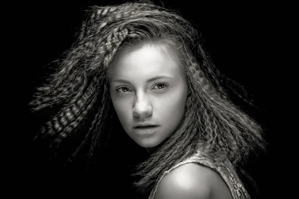 Retrato de una joven bonita con el pelo rizado —  Fotos de Stock