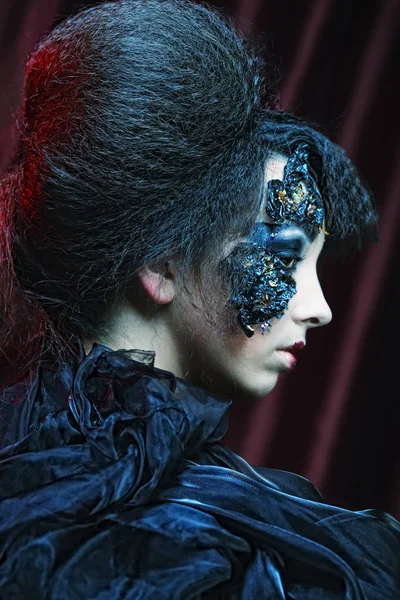 Kobieta z kreatywnych makijaż. Halloween tematu. — Zdjęcie stockowe