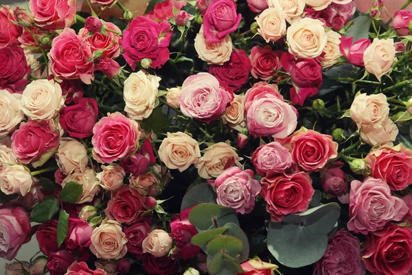 Vícebarevná kytice růží — Stock fotografie