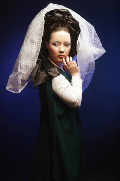 Femme aux cheveux longs en robe verte médiévale historique — Photo
