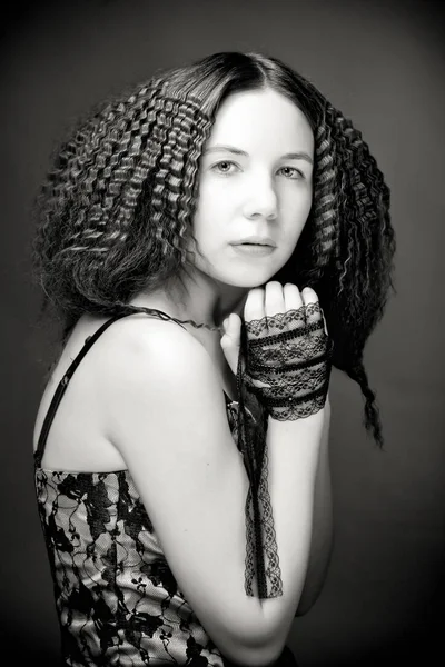 Retrato de uma jovem bonita com cabelo encaracolado — Fotografia de Stock