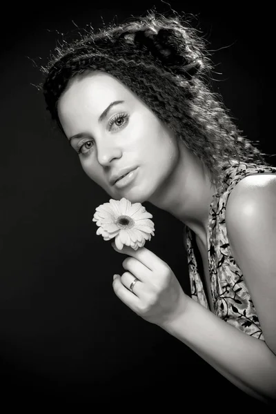 Portrait de jolie jeune femme aux cheveux bouclés. — Photo