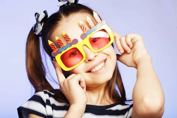 Eğlenceli turuncu carnaval gözlüklü küçük kız — Stok fotoğraf