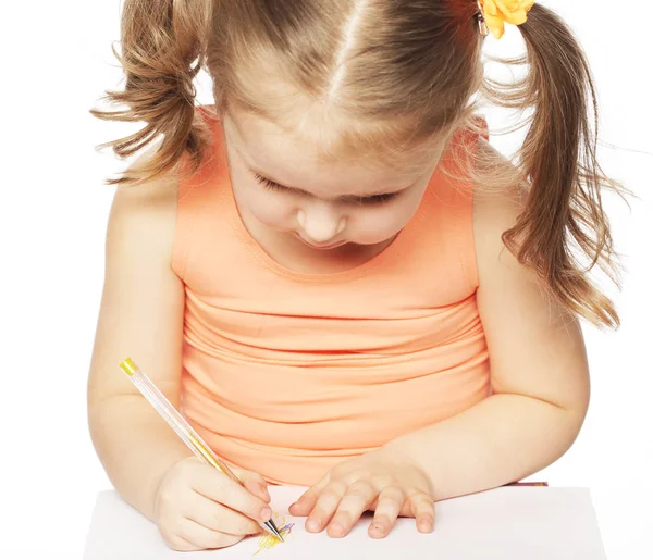 Kleines Mädchen zeichnet isoliert auf Weiß — Stockfoto