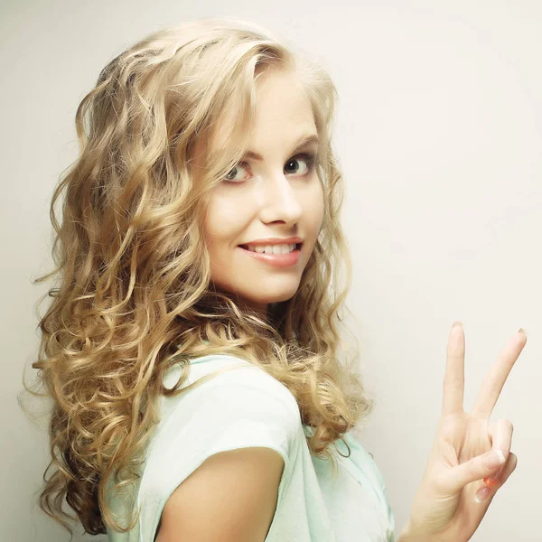 Woman showing victory or peace sign — Stock Photo, Image
