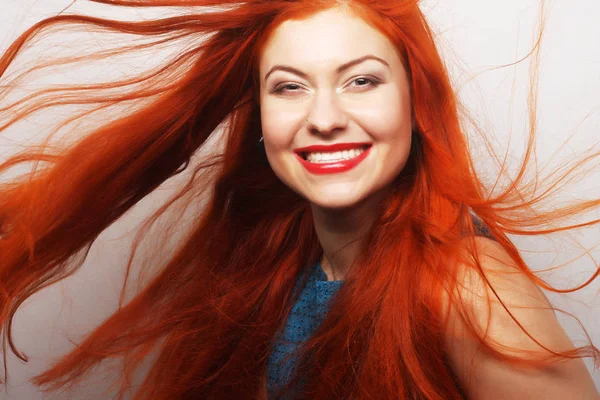 Frau mit langen wallenden roten Haaren — Stockfoto