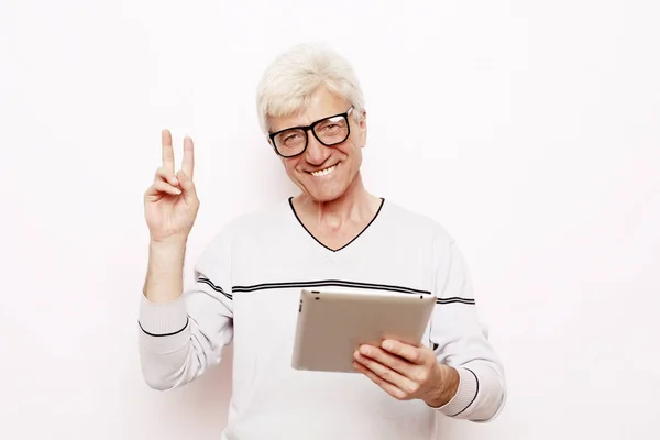 Livsstil, tehnologi och människor koncept: Glad senior man med hjälp av digitala tablett. — Stockfoto