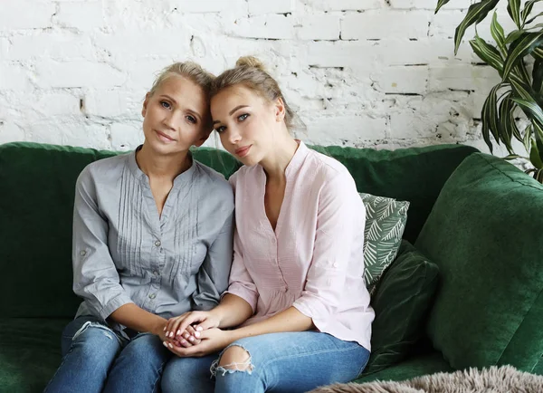 Estilo de vida, familia y gente concepto: Feliz joven mujer y su madre en casa — Foto de Stock