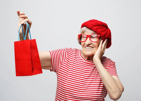 Estilo de vida, vacaciones y concepto de personas: anciana con bolsa de regalo. —  Fotos de Stock