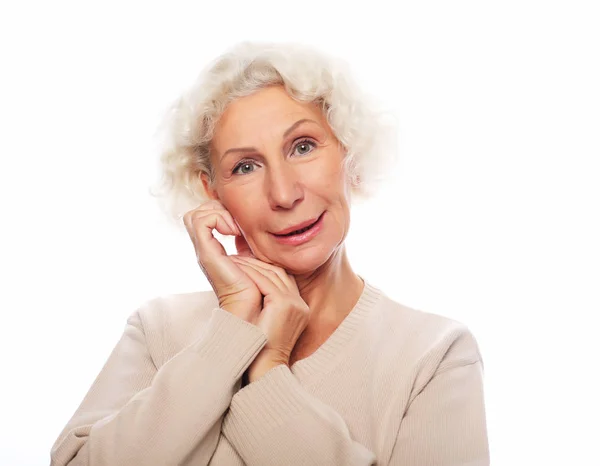 Stile di vita, emozione e concetto di persone: capelli grigi vecchia bella bella donna ridente. Isolato su sfondo bianco. — Foto Stock