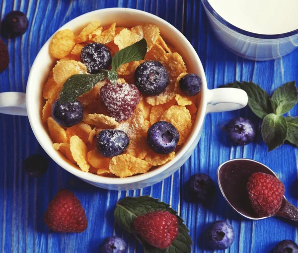 Flocos de milho com berrys frescos cereal em uma tigela e vidro com leite. Café da manhã . — Fotografia de Stock