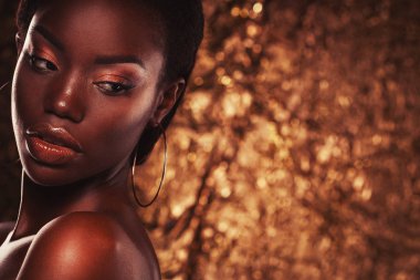 Güzellik kavramı: renkli şehvetli genç Afrikalı kadın portresi makyaj