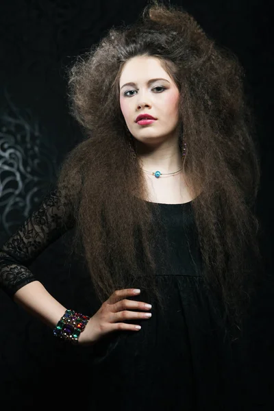 Retrato de mulher bonita em vestido preto com penteado de moda . — Fotografia de Stock