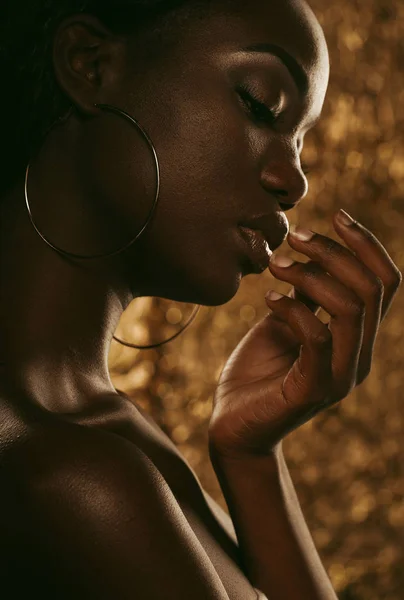 Fashion studio ritratto di una straordinaria bellissima modella afroamericana con gli occhi chiusi su sfondo dorato — Foto Stock
