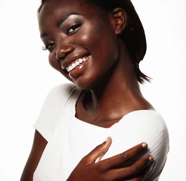 패션 과 미의 개념: 매력적 인 아프리카계 미국 여성 클로즈업 초상화 — 스톡 사진