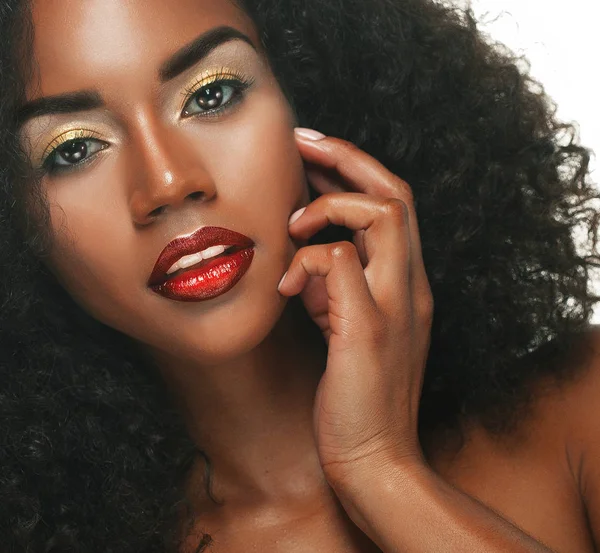 Afro Saç Modeli Glamour Makyaj Ile Afrikalı Amerikalı Kadın Portresi — Stok fotoğraf