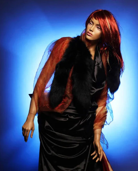 Манекен с рыжими волосами, студийный снимок — стоковое фото