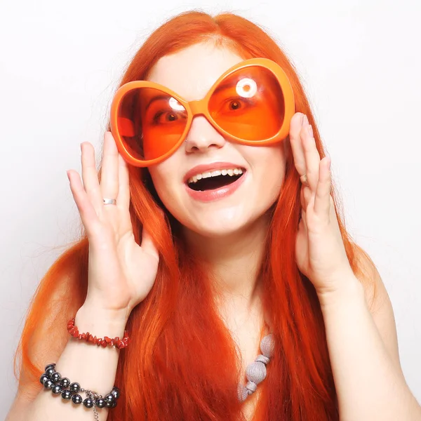 Engraçada mulher ruiva em grandes óculos laranja — Fotografia de Stock