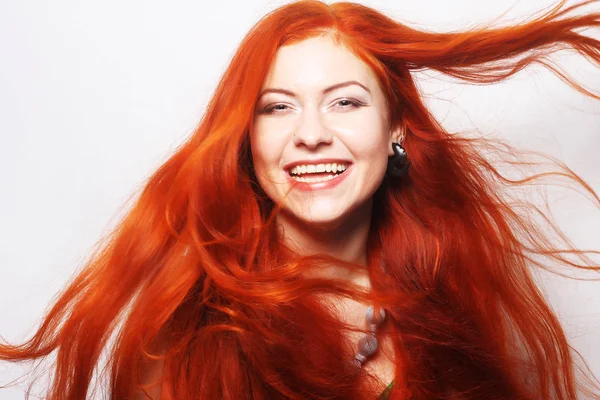 Mujer con el pelo rojo largo que fluye —  Fotos de Stock