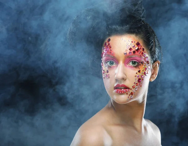 Mujer con maquillaje artístico brillante — Foto de Stock