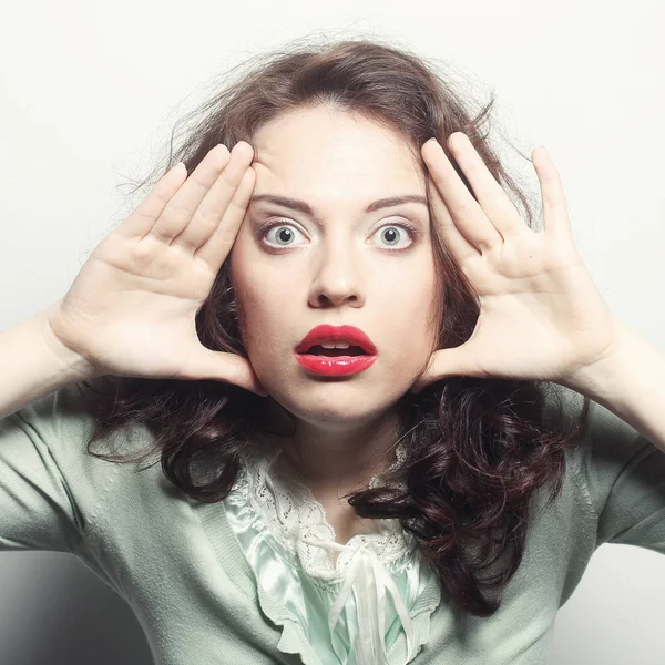 Vrouw die een grappig gezicht trekt — Stockfoto