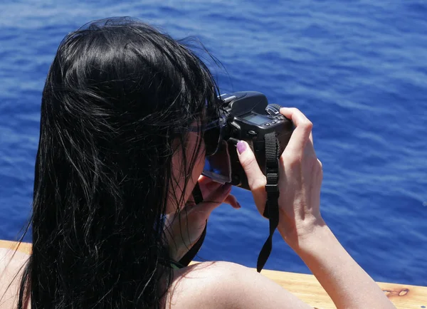 Жінка фотографує на морі — стокове фото
