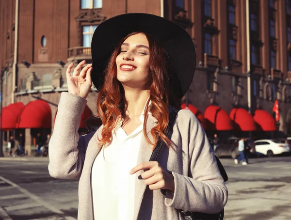 Estilo de vida y concepto de la gente: Retrato al aire libre de yong hermosa mujer sonriente feliz con sombrero elegante, abrigo. — Foto de Stock