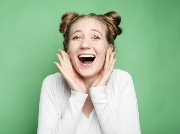 Estilo de vida y el concepto de la gente: Mujer joven sorprendida — Foto de Stock