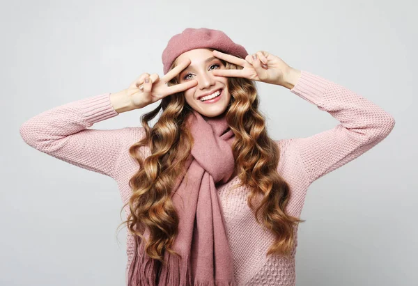 Lifestyle, beauty and people concept: Beauty girl with curly perfect hairstyle wearing pink beret — Stock Photo, Image