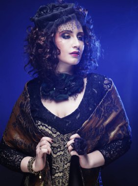 Sanatsal makyaj bu güzel hanımla. Kıvırcık saçlı. Lüks stil.