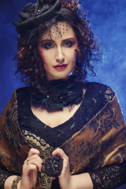 Sanatsal makyaj bu güzel hanımla. Kıvırcık saçlı. Lüks stil.