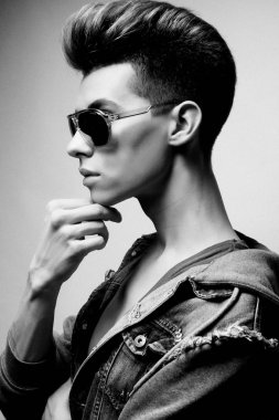 Moda saç kesimi ve sunglassesposi yakışıklı genç model