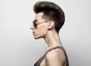 Güzel genç adam beyaz bir arka plan üzerinde güneş gözlüğü. Fas