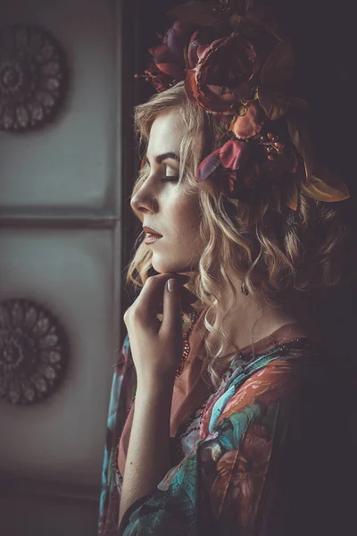 Piękna kobieta w sukience w kwiatowych kolorach z wieńcem strumienia — Zdjęcie stockowe