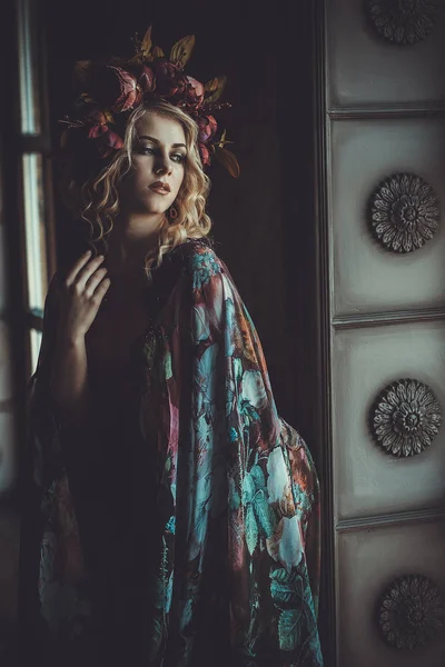 화려 한 색깔의 옷을 입은 아름다운 여인 이궁에 서 있다 — 스톡 사진