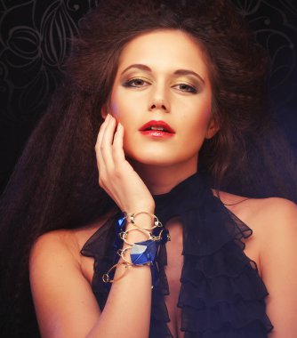 Güzellik ve insanlar kavramı: parlak makyaj ile genç kadın,