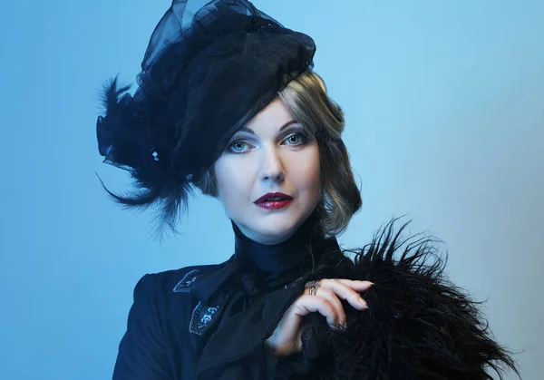 Элегантная женщина средних лет в черной шляпе с вуалью и роскошным платьем . — стоковое фото
